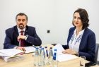 Członek zarządu Marta Malec-Lech przy stole. 