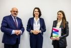 Starosta Jacek Hudyma, Członek zarządu Marta Malec-Lech i kobieta z teczką w dłoni. 