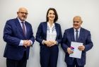 Starosta Jacek Hudyma, Członek zarządu Marta Malec-Lech i mężczyzna z teczką w dłoni.