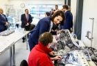Członek zarządu Marta Malec-Lech trzymająca wzorzysty materiał.