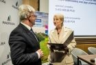Iwona Gibas z zarządu województwa wręczająca promesę