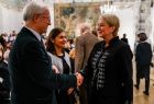 Iwona Gibas z Zarządu Województwa Małopolskiego podczas rozmów z uczestnikami otwarcia wystawy na Zamku Królewskim na Wawelu 