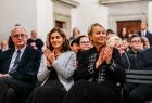 Iwona Gibas z zarządu województwa oraz uczestnicy wydarzenia oklaskujący wystąpienia towarzyszące otwarciu wystawy na Zamku Królewskim na Wawelu