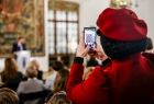 Osoba przebrana w strój historyczny wykonuje zdjęcie komórką