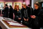 Iwona Gibas z Zarządu Województwa Małopolskiego oraz minister kultury Hanna Wróblewska podczas zwiedzania wystawy