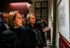 Iwona Gibas z Zarządu Województwa Małopolskiego oraz minister kultury i dziedzictwa narodowego Hanna Wróblewska podczas zwiedzania wystawy