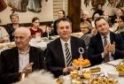 Uczestnicy spotkania siedzą przy stole
