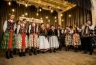 Zespół regionalny śpiewa kolędy