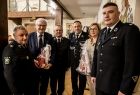 Grupa osób pozuje do wspólnego zdjęcia