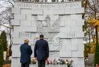 Zapalanie zniczy na grobach w Krakowie
