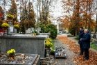 Zapalanie zniczy na grobach w Krakowie