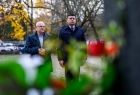 Zapalanie zniczy na grobach w Krakowie