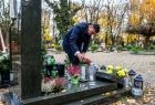 Zapalanie zniczy na grobach w Krakowie