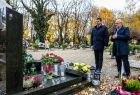Zapalanie zniczy na grobach w Krakowie
