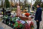 Zapalanie zniczy na grobach w Krakowie