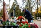 Zapalanie zniczy na grobach w Krakowie