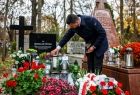 Zapalanie zniczy na grobach w Krakowie