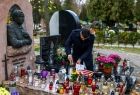 Zapalanie zniczy na grobach w Krakowie