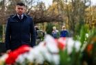 Zapalanie zniczy na grobach w Krakowie