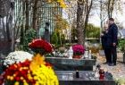 Zapalanie zniczy na grobach w Krakowie