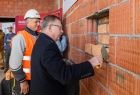 Wicemarszałek Witold Kozłowski wmurowujący kamień.