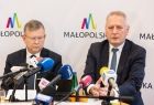 Konferencja prasowa w Nowym Sączu z udziałem marszałka Małopolski Witolda Kozłowskiego oraz radnych województwa Marty Mordarskiej i Grzegorza Biedronia