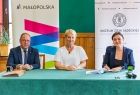 Uroczystość podpisania umów, Iwona Gibas i przedstawiciel instytucji kultury