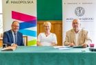 Uroczystość podpisania umów, Iwona Gibas i przedstawiciel instytucji kultury