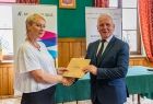 Uroczystość podpisania umów, Iwona Gibas i przedstawiciel instytucji kultury