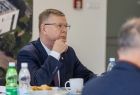 Wicemarszałek Witold Kozłowski siedzący przy stole. 