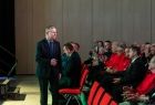 Wicemarszałek Witold Kozłowski stojący przed publicznością.