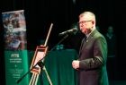 Wicemarszałek Witold Kozłowski przemawiający do mikrofonu.