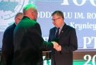 Wicemarszałek Witold Kozłowski odbiera odznaczenie.