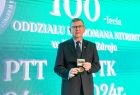Wicemarszałek Witold Kozłowski z medalem w ręku.