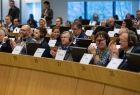 Wicemarszałek Witold Kozłowski bijący brawo.