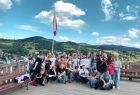 Grupa dzieci na tle gór.