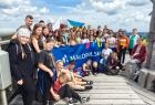 Grupa dzieci z banerem "Małopolska" i flagami Polski i Ukrainy.