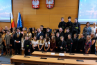 Wicemarszałek Województwa Pan Łukasz Smółka pozuje do zdjęcia z Z-cą Dyrektora Departamentu Zdrowia, Rodziny, Równego Traktowania i Polityki Społecznej, Ekspertem Wojewódzkim ds. Informacji o Narkotykach i Narkomanii oraz laureatami konkursu