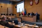 Iwona Gibas podczas wystąpienia na sesji