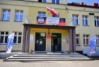 Budynek i wejście do Zespołu Szkół Ponadpodstawowych w Krzeszowicach