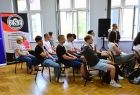 Młodzież szkolna zaproszona do udziału w wydarzeniu, przysłuchująca się oficjalnym wystąpieniom