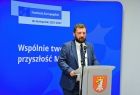 Wystąpienia przedstawicieli samorządów i instytucji. Przemawia rad województwa Grzegorz Małodobry