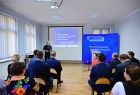 Szkolna sala, w której odbywa się uroczyste spotkanie związane z inauguracją projektu 
