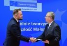 Wicemarszałek Witold Kozłowski gratuluje i uroczyście wręcza umowę wicestaroście krakowskiemu Wojciechowi Poganowi