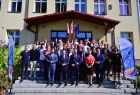 Wspólne pamiątkowe zdjęcie uczestników uroczystości, na schodach przed szkolnym gmachem