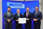 Wicemarszałek Witold Kozłowski, wicestarosta Wojciech Pogan, radny województwa Grzegorz Małodobry i sekretarz województwa Wojciech Pałka prezentujący wspólnie dokument związany z rozpoczęciem projektu