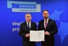Wicemarszałek Witold Kozłowski i wicestarosta Wojciech Pogan prezentujący wspólnie dokument związany z inauguracją projektu