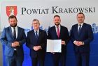 Wicemarszałek Witold Kozłowski, wicestarosta Wojciech Pogan, radny województwa Grzegorz Małodobry i sekretarz województwa Wojciech Pałka prezentujący wspólnie dokument związany z rozpoczęciem projektu