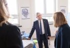 Wicemarszałek Witold Kozłowski w pracowni dydaktycznej.