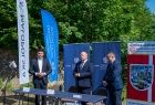 Wicemarszałek Łukasz Smółka, wojewoda Krzysztof Klęczar i wójt Zbigniew Wojas